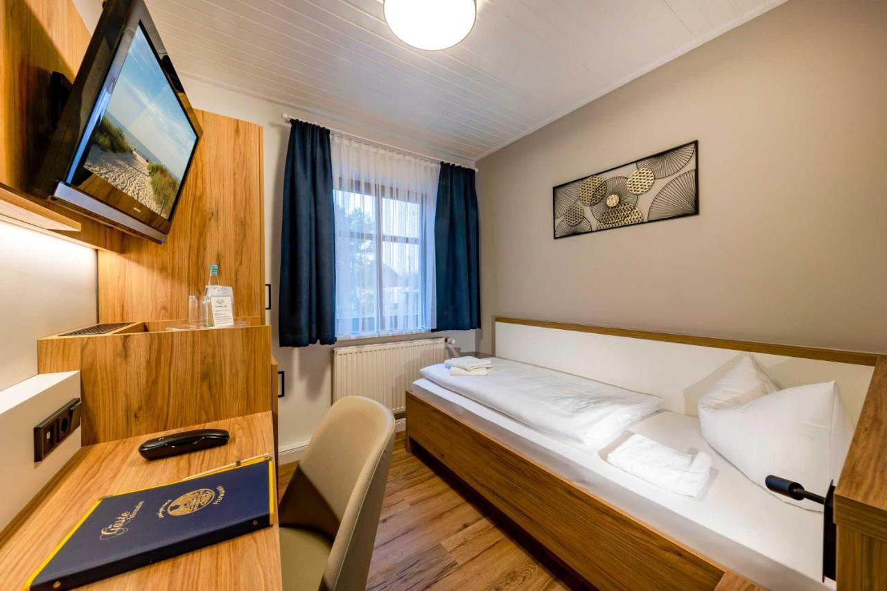 Land Gut Hotel Hermann Bentwisch Exteriör bild
